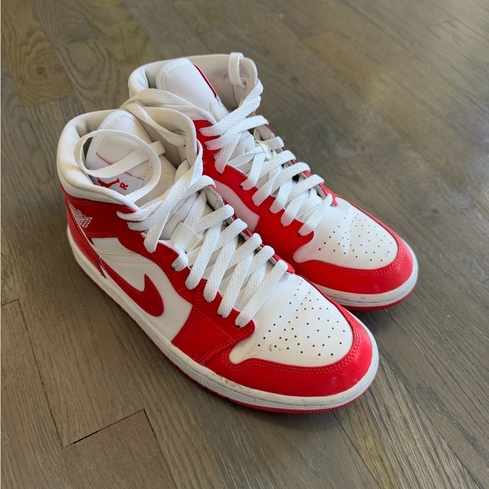 Women’s Red Air Jordan 1 Mid sz8